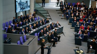 Die Bundestagspräsidentin Julia Klöckner hält ihre Rede im Bundestag vor den geladenen Gästen und den anwesenden Abgeordneten
