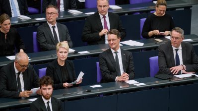 Hendrick Wüst nimmt neben anderen Politikern im Plenum des Bundestages Platz
