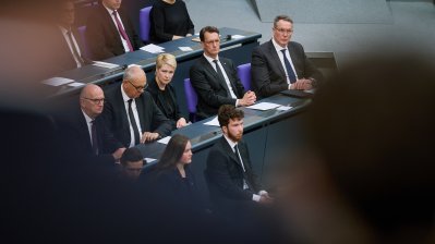 Hendrick Wüst sitzt neben den anderen geladenen Gästen und hört aufmerksam zu