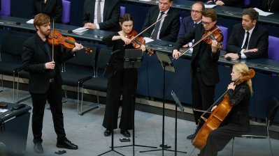 Musiker mit Violine, Bratsche und Cello spielen im Bundestag