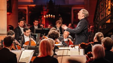 Das Orchester spielt auf der Bühne, Ansicht aus dem Publikum