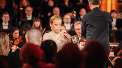 Ein Trompeten-Spielerin im Foku