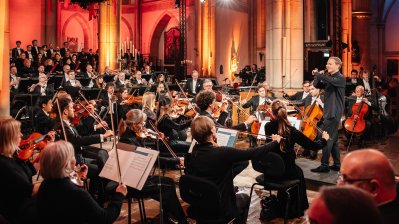 Das Orchester spielt auf der Bühne, Ansicht von hinten