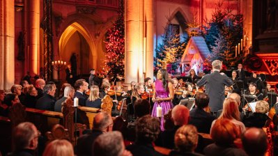 Das Orchester spielt auf der Bühne, Ansicht aus dem Publikum
