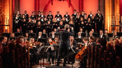 Das Orchester von der Mitte des Publikums fotografiert