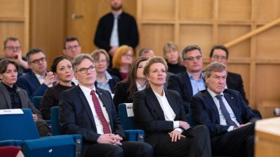 Kultur- und Wissenschaftsministerin Ina Brandes nimmt an einer Podiumsdiskussion zum Thema „Strukturwandel und Wissenschaft heute und morgen“ teil. 