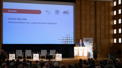 Ministerpräsident Hendrik Wüst hält Rede anlässlich des 20. Todestags von Johannes Rau