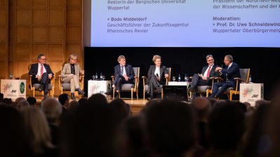 Kultur- und Wissenschaftsministerin Ina Brandes nimmt an einer Podiumsdiskussion zum Thema „Strukturwandel und Wissenschaft heute und morgen“ teil. 