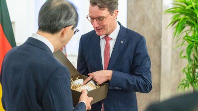 Ministerpräsident Hendrik Wüst empfängt Gouverneur der japanischen Präfektur Fukushima Masao Uchibori