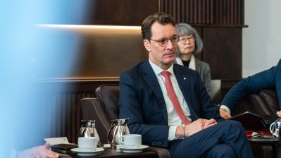 Ministerpräsident Hendrik Wüst empfängt Gouverneur der japanischen Präfektur Fukushima Masao Uchibori