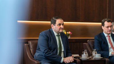 Ministerpräsident Hendrik Wüst empfängt Gouverneur der japanischen Präfektur Fukushima Masao Uchibori