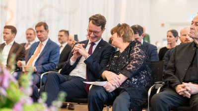 Ministerpräsident Hendrik Wüst übergibt den Bundesverdienstorden an drei Persönlichkeiten aus Nordrhein-Westfalen