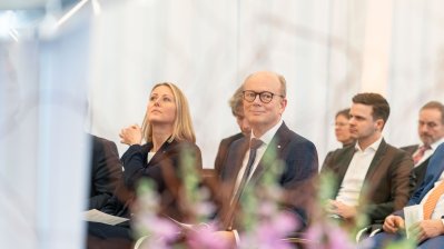 Ministerpräsident Hendrik Wüst übergibt den Bundesverdienstorden an drei Persönlichkeiten aus Nordrhein-Westfalen