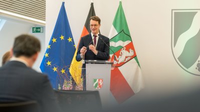 Ministerpräsident Hendrik Wüst übergibt den Bundesverdienstorden an drei Persönlichkeiten aus Nordrhein-Westfalen