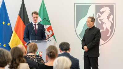 Ministerpräsident Hendrik Wüst übergibt den Bundesverdienstorden an drei Persönlichkeiten aus Nordrhein-Westfalen