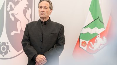 Ministerpräsident Hendrik Wüst übergibt den Bundesverdienstorden an drei Persönlichkeiten aus Nordrhein-Westfalen