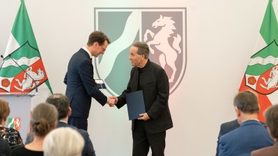 Ministerpräsident Hendrik Wüst übergibt den Bundesverdienstorden an drei Persönlichkeiten aus Nordrhein-Westfalen