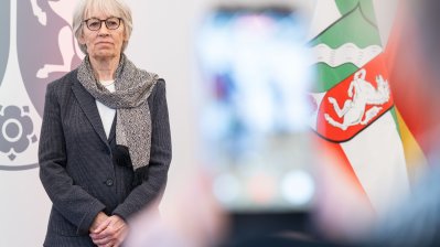 Ministerpräsident Hendrik Wüst übergibt den Bundesverdienstorden an drei Persönlichkeiten aus Nordrhein-Westfalen