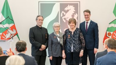 Ministerpräsident Hendrik Wüst übergibt den Bundesverdienstorden an drei Persönlichkeiten aus Nordrhein-Westfalen