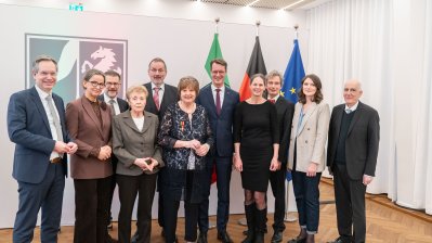 Ministerpräsident Hendrik Wüst übergibt den Bundesverdienstorden an drei Persönlichkeiten aus Nordrhein-Westfalen