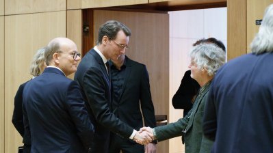 Ministerpräsident Wüst begrüßt Gäste vor dem Plenarsaal