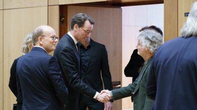 Ministerpräsident Wüst begrüßt Gäste vor dem Plenarsaal