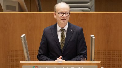 Der Landtagspräsident während seiner Rede im Plenarsaal