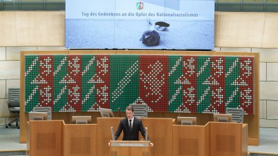 MP Wüst während seiner Rede im Plenarsaal
