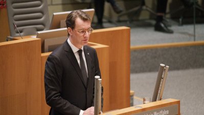 MP Wüst während seiner Rede im Plenarsaal