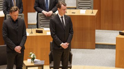 MP Wüst während der Schweigeminute