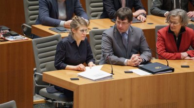 Ministerin Schäffer sitzt auf der Regierungsbank