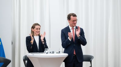 Schirmherrin Katharine Wüst und Ministerpräsident Hendrik Wüst applaudieren in Richtung Publikum