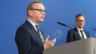 Minister Limbach am Rednerpult auf einer Bühne