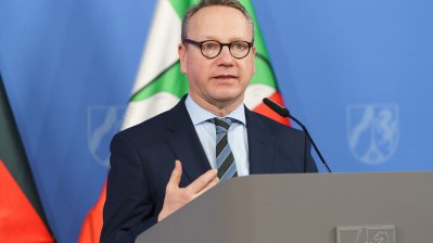 Minister Limbach am Rednerpult auf einer Bühne