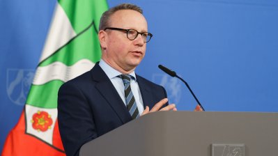 Minister Limbach am Rednerpult auf einer Bühne