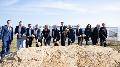 Eine Personengruppe posiert beim Spatenstich