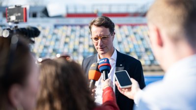 MP Wüt gibt eine Pressestatement