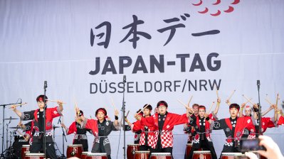 Eine Gruppe von Trommlern auf einer Bühne