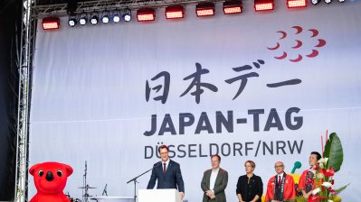 MP WÜst während seiner Ansprache auf einer Bühne