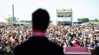 Ansicht des Publikums von der Bühne aus fotografiert, MP Wüst unscharf in Rückansicht