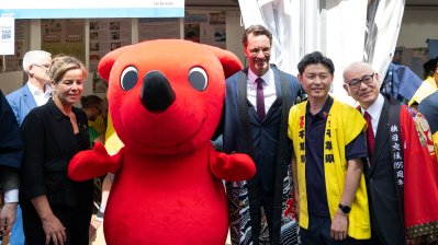 MP Wüst besucht einen der vielen Stände
