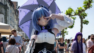 Eine junge Frau in einem Manga-Kostüm lächelt in die Kamera