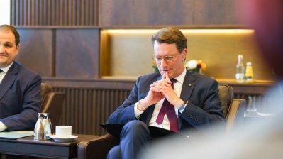Besprechungssituation in einem festlichen Raum, MP Wüst gestikuliert