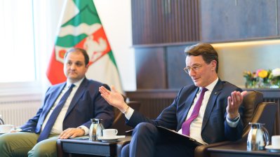Besprechungssituation in einem festlichen Raum, MP Wüst gestikuliert