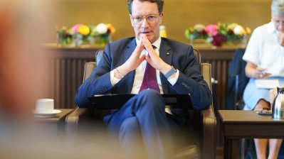 Besprechungssituation in einem festlichen Raum, MP Wüst gestikuliert