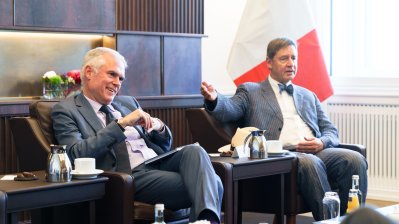 Besprechungssituation in einem festlichen Raum