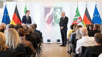 Ministerpräsident Hendrik Wüst verleiht Verdienstorden des Landes Nordrhein-Westfalen an 15 Persönlichkeiten