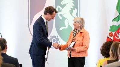 Ministerpräsident Hendrik Wüst verleiht Verdienstorden des Landes Nordrhein-Westfalen an 15 Persönlichkeiten
