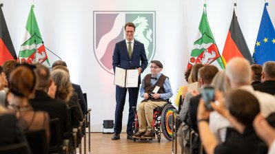 Ministerpräsident Hendrik Wüst verleiht Verdienstorden des Landes Nordrhein-Westfalen an 15 Persönlichkeiten