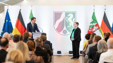 Ministerpräsident Hendrik Wüst verleiht Verdienstorden des Landes Nordrhein-Westfalen an 15 Persönlichkeiten
